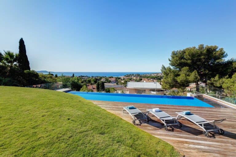 Piscine privée appartement de luxe à Carqueiranne