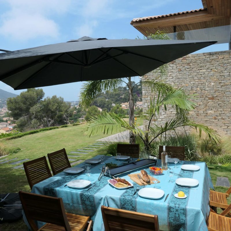 Table-repas-extérieur-e1573293910315