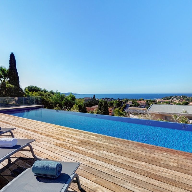 Vue-plage-piscine-et-mer